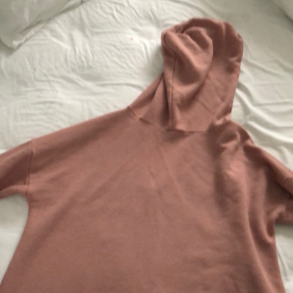 A hooded shirt with a hole in the front - Picture 3 of 3